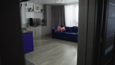 Çılgın adam oturma odasında müzik dinleyip dans ediyor. Adam eğleniyor, eğleniyor, evde yalnızken zevk alıyor. Yüksek kalite 4k görüntü