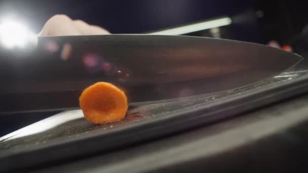 위에서 당근을 자르는 장면을 느리게 영상입니다 요리사 주방에서 샐러드 재료를 — 비디오