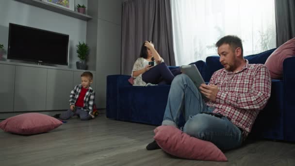 Los Padres Del Estilo Vida Trabajan Casa Una Tableta Teléfono — Vídeo de stock