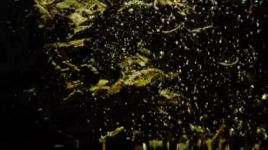 Sıcak suda yeşil çay demleme sürecinin yavaş çekim videosu. Çay yaprakları tepeye yükselir. Sabahları sıcak bir şeyler içerim. Yüksek kalite 4k görüntü