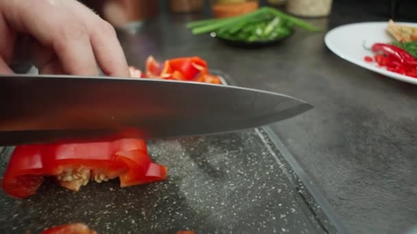Zpomalený Záběr Kuchaře Jak Nožem Krájí Papriku Prkně Příprava Salátů — Stock video