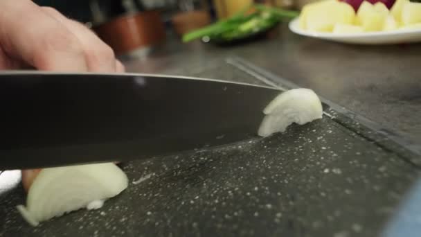 Spowolnione Zbliżenie Wideo Krojeniem Białej Cebuli Nożem Desce Krojenia Szef — Wideo stockowe