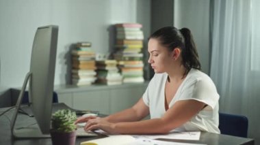 Uzaktan kumandalı bir kadın evde bilgisayarın başında çalışıyor, klavyeyle yazı yazıyor. Ev ofisinde çalışan serbest çalışan bir iş kadını. Çalışan bir şehirde çalışan bir kız, görevlerini bir PS 'nin yardımıyla yerine getirir. Yüksek kalite 4k 