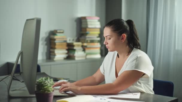 Kobieta Pracuje Zdalnie Domu Przy Komputerze Pisząc Klawiaturze Niezależna Bizneswoman — Wideo stockowe
