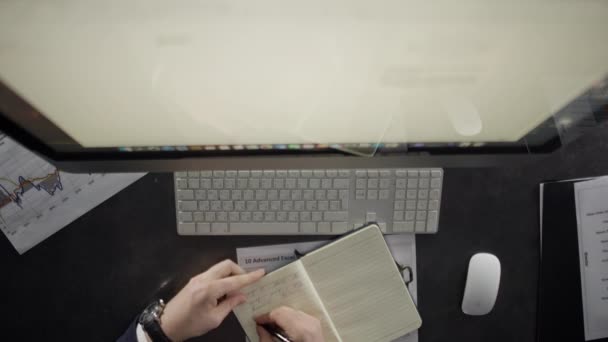 Ein Geschäftsmann Arbeitet Büro Und Tippt Text Auf Die Tastatur — Stockvideo