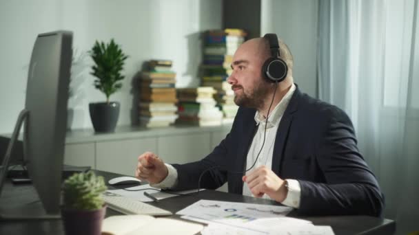 Hombre Negocios Tiene Una Videollamada Ordenador Oficina Hombre Con Auriculares — Vídeo de stock