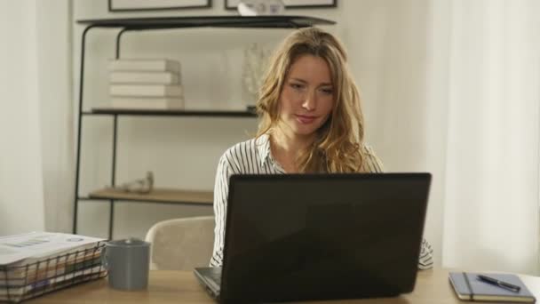 Biała Kobieta Pisząca Klawiaturze Laptopa Biurze Dziewczyna Jest Zadowolona Wykonanej — Wideo stockowe