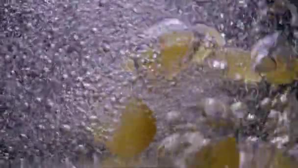 沸騰した水で調理されているパスタのスローモーションクローズアップビデオ キッチンでパスタを調理するプロセス 高品質4K映像 — ストック動画