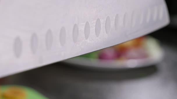 ナイフでニンジンリングを2つの部分に切断のクローズアップ 台所で野菜を切断のスローモーションビデオ 高品質4K映像 — ストック動画