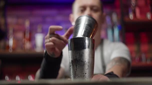 Processo Fazer Coquetéis Por Barman Bar Clube Homem Gira Shakers — Vídeo de Stock