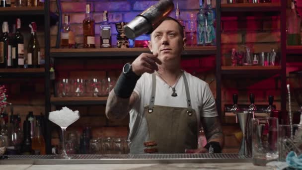 Vidéo Ralenti Barman Secouant Cocktail Bar Avec Shaker Préparation Boissons — Video