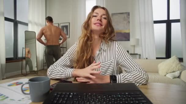 Una Mujer Negocios Comunica Sobre Trabajo Zoom Novio Camina Desnudo — Vídeos de Stock