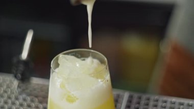 Kadehten kadehe hazır kokteyl doldurma videosu. Barmenlik mesleği. Bar ve parti hayatı. Yüksek kalite 4k görüntü