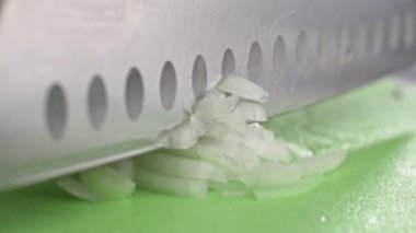 Bir şefin soğanı tahtada bıçakla keserken çekilmiş yavaş çekim videosu. Bir profesyonel tarafından mutfakta yemek hazırlamak. Yüksek kalite 4k görüntü