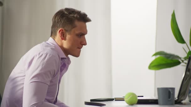 Empresário Jogando Com Bola Tênis Escritório Homem Alivia Stress Depois — Vídeo de Stock