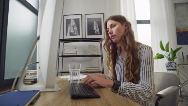 Biała Kobieta Pracująca Przy Komputerze Biurze Bizneswoman Pisząca Klawiaturze Patrząca — Wideo stockowe
