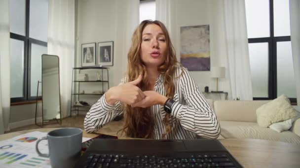 Žena Chatuje Online Pracovní Schůzce Muž Přijde Lehne Gauč Podnikatelka — Stock video