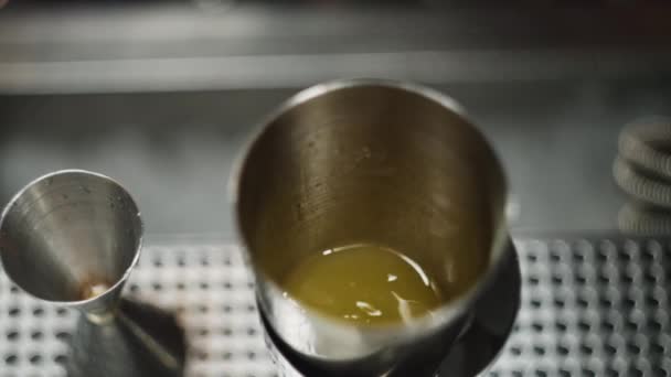 Detailní Záběr Přidání Ingrediencí Koktejl Třepačce Výtvor Alkoholického Nápoje Baru — Stock video