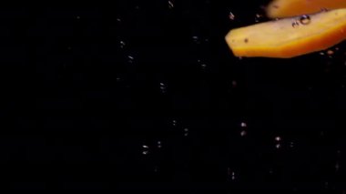 Mutfaktaki kaynar suda havuç parçaları pişirme videosu. Yüksek kalite 4k görüntü