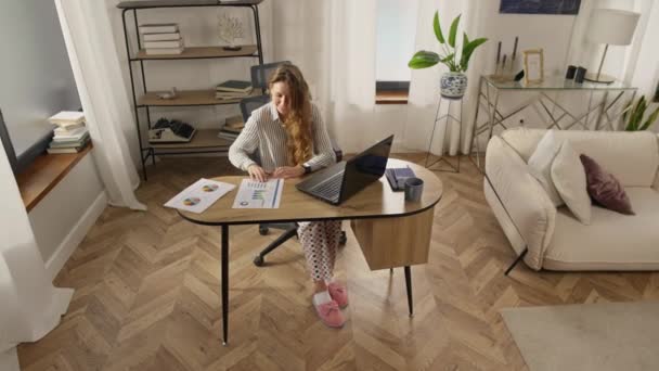 Home Office Frau Arbeitet Mit Computer Und Dokumenten Ein Mädchen — Stockvideo