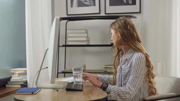 Kadını Bilgisayarın Klavyesine Döktü Ofisteki Bilgisayarın Başında Çalışan Bir Kadın — Stok video