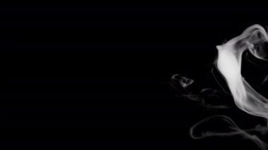 Araba çalışınca egzoz borusundan duman çıkıyor. Siyah arka planda dumanlı bir arka plan videosu. Yüksek kalite 4k görüntü