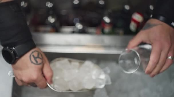 Video Rallentatore Barista Che Versa Ghiaccio Bicchiere Locale Preparo Cocktail — Video Stock
