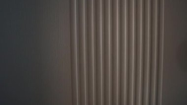 Beyaz adam eve teslim paketini alıyor. Ürünlerin hızlı teslimatı. Rahat bir hayat. Yüksek kalite 4k görüntü