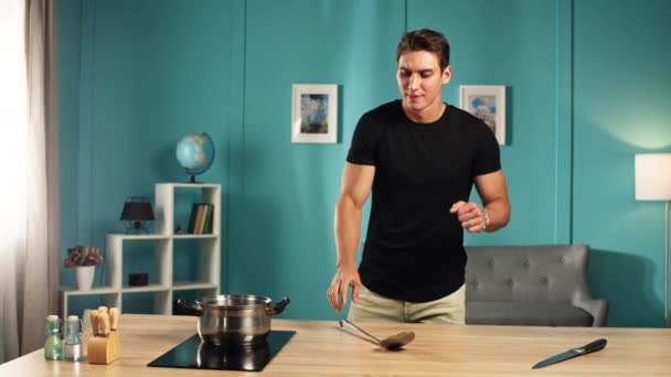 白人在厨房做饭跳舞 一个英俊的男人在家里做菜的过程中鬼混 玩得很开心 高质量的4K镜头 — 图库视频影像