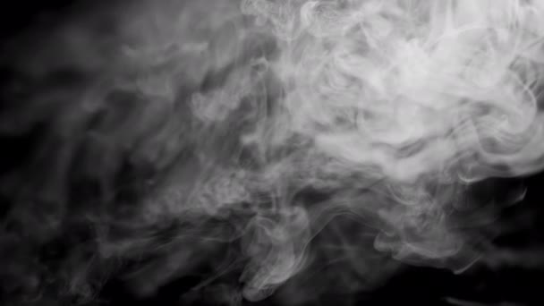 Háttérvideó Gyorsan Futó Felhőkről Füst Egy Fekete Hátterű Lassított Felvételen — Stock videók