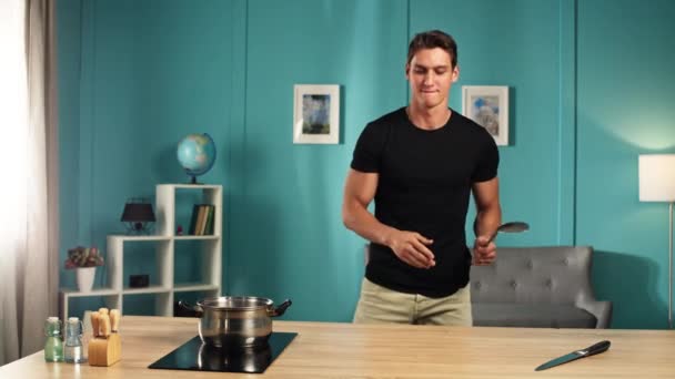 Повільне Відео Про Чоловіка Який Готує Їжу Танцює Кухні Хлопець — стокове відео