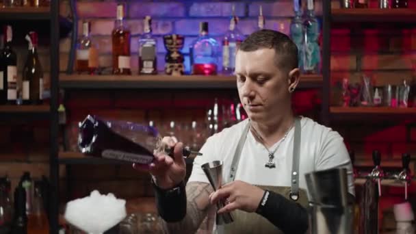 Serious Bartender Gracefully Pours Alcohol Jigger Stages Cocktail Preparation High — Wideo stockowe