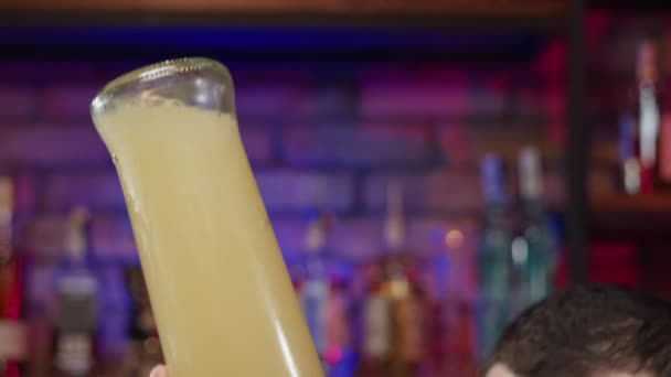 Slow Motion Video Bartender Pouring Alcohol Bottle Measuring Cup Bar — Vídeo de Stock