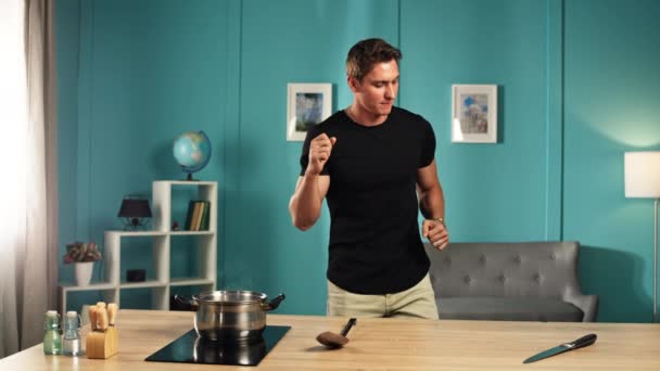 Cheerful Man Dances Dances Kitchen Guy Cooks Dinner Home Has — Αρχείο Βίντεο