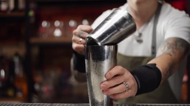 Bartender Throws Ice Shaker First Steps Making Cocktail Cocktail Blows — Video