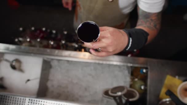 Bartender Pours Jigger Alcohol Shaker Spectacular Cocktail Preparation Bar Professional — Vídeos de Stock