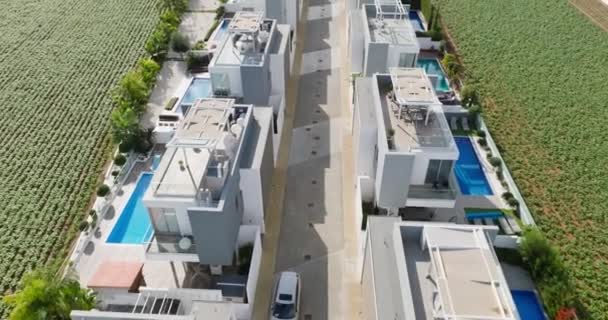 プール付きのヴィラで美しい新しいエリアの空中ビュー 街の外のレクリエーションのための家のある通りの近代的な建築 家は互いに似ている 高品質4K — ストック動画