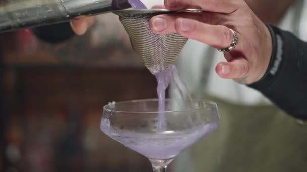 Aproape Turnarea Cocktail Ului Finit Dintr Shaker Într Pahar Barmanul — Videoclip de stoc