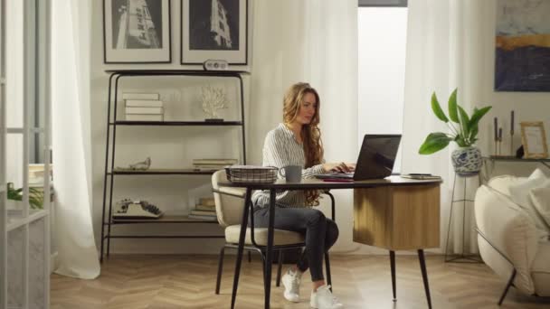 自宅のパソコンで働く白人女性 ビジネスマンは仕事を終え ビジネスを終え 満足して笑顔を見せる 高品質4K映像 — ストック動画