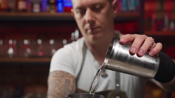 Slow Motion Video Bartender Pouring Alcohol Shaker Preparing Cocktails Restaurant — Stockvideo