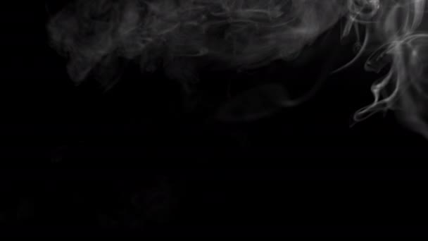 从火灾中冒出滚滚浓烟的抽象视频 云是如何飘浮和形成的 浓烟弥漫在黑色的背景上 高质量的4K镜头 — 图库视频影像