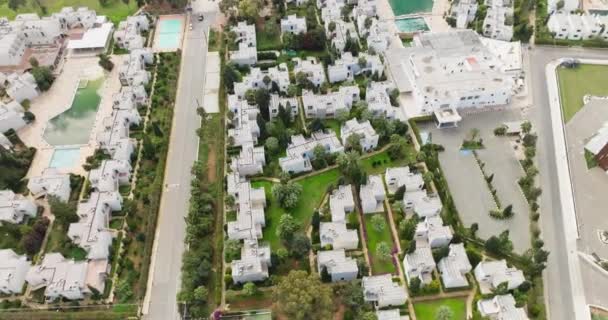 郊外にヴィラ付きの高級エリアの空中ビュー 緑と木のある通りの美しい家 生きるための天国です 高品質4K映像 — ストック動画