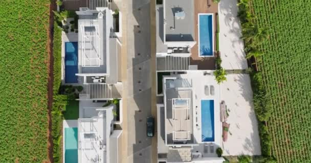 1つの通りにプール付きのヴィラの空中ビュー 高級住宅の近代建築 同じ建物と地区の美しい風景 高品質4K映像 — ストック動画