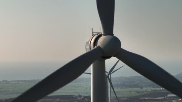Aerial View Close Wind Turbine Generates Electricity Wind Turbines Spin — Stok video