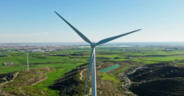 Aerial View Windmill Spinning Mountain Landscape Production Ecological Green Electricity — Vídeo de Stock