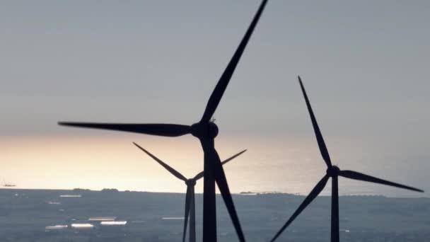 Aerial View Close Windmill Blades Sunset Wind Turbines Generate Electricity — Stok video