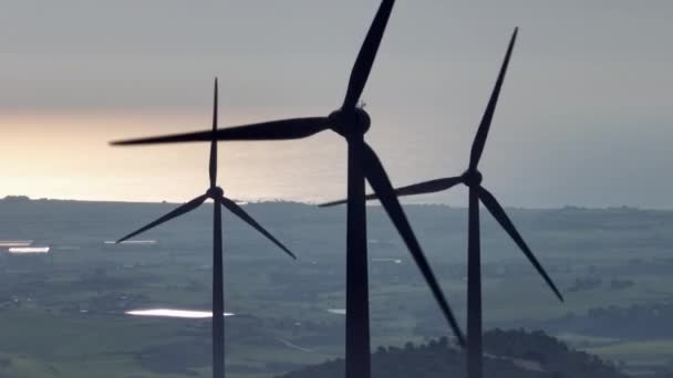 Aerial View Wind Power Plant Sunset Sea Beautiful Scenery Wind — Vídeo de stock