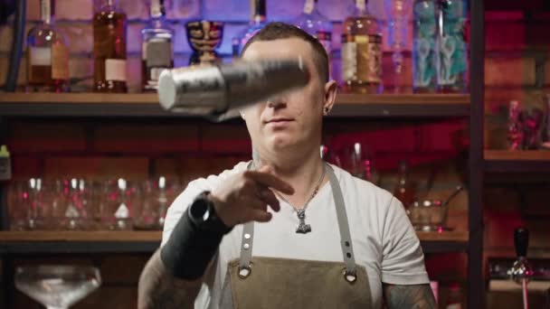 Slow Motion Video Bartender Throwing Shaker Mixing Cocktail Preparation Beautiful — Αρχείο Βίντεο