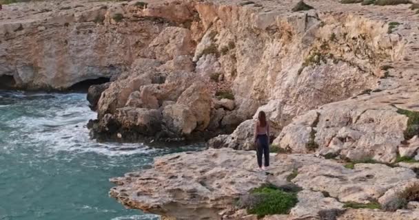 Aerial View Woman Standing Rocky Shore Ocean Dramatic Shot Man — Stockvideo