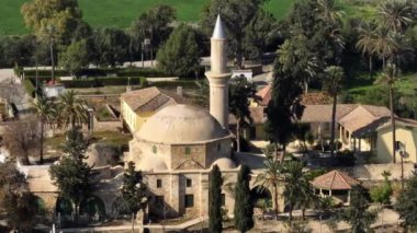 Hala Sultan Tekke Larnaka. Yüksek kalite 4K görüntü. Akdeniz kıyılarında bir Müslüman türbesi. Palmiye ağaçlarından oluşan güzel bir adada..